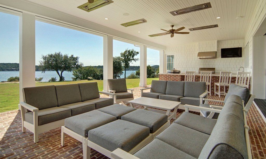 Large outdoor patio, kitchen, and ceiling heaters